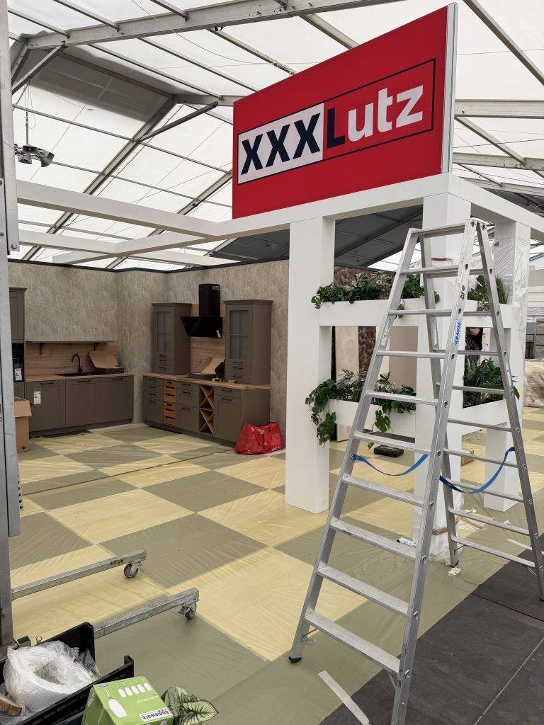 Küchenmessestand im Aufbau – Messebau von POS